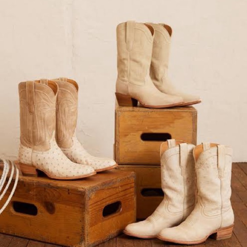 ISO Tecovas Jessie, Sadie, or Chloe in Ostrich